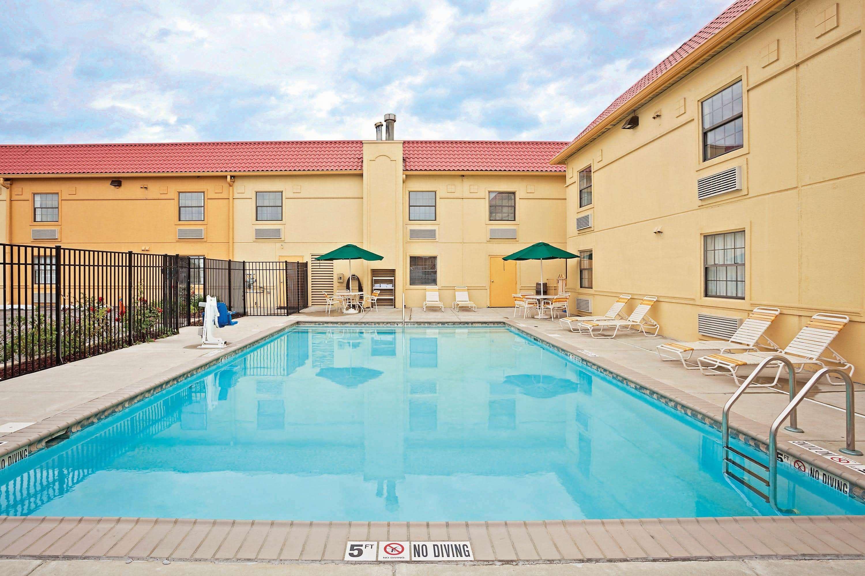 La Quinta Inn By Wyndham Меррилвилл Экстерьер фото